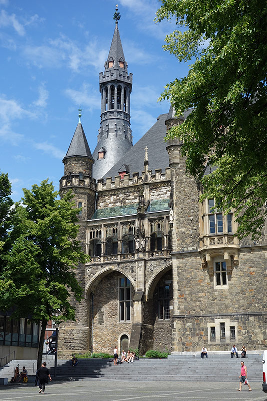 Das gotische Rathaus und der über 1200 Jahre alte Dom sind die markantesten Gebäude im historischen Stadtkern von Aachen.