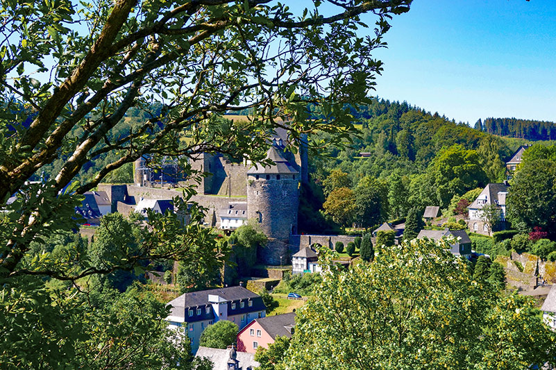 Die Burg Monschau, 1971 von Christo verpackt, wird heute als Jugendherberge genutzt. Im Sommer findet dort das Monschau-Festival mit bekannten Musikern und Künstlern aus Klassik, Rock und Unterhaltung statt. Das nächste Festival findet in 2021 statt.